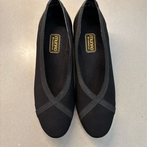MUNRO American Low Heel Pumps in Black with Criss Cross Elastic Slip On Size 10 - Picture 2 of 14